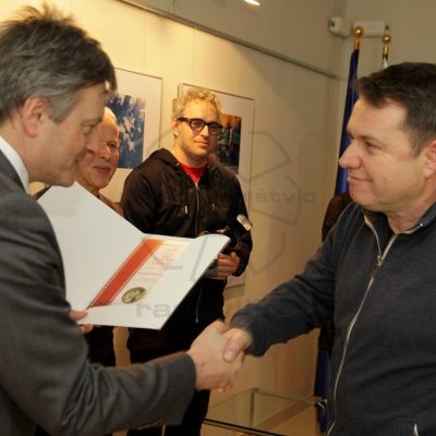 g. Župan Ciril Globočnik izroča 1. nagrado g. Tomažu Sedeju