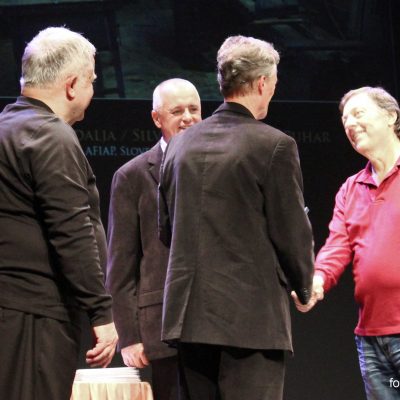 Žarko Petrovič prejema srebrno nagrado Janeza Puharja 