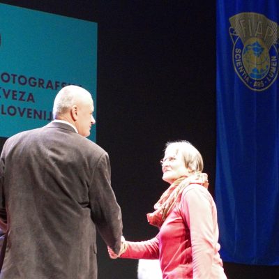 Predsednik FZS Ivo Borko, čestita Vidi Markovc za pridobljeni razstavljalski naslov F1 FZS