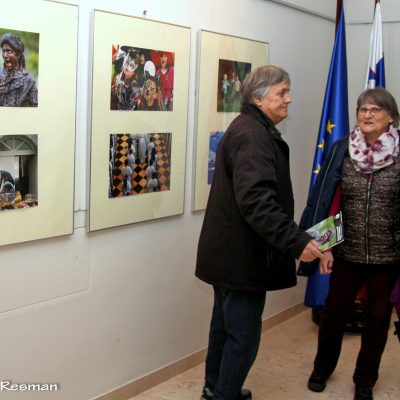 Dva od nagrajencev. V ozadju del od nagrajenih fotografij