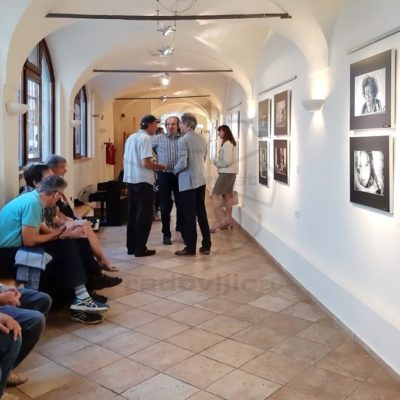 Glerija Kranjske hiše